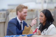 PEOPLE - Meghan und Harry (look alikes) besuchen Sussex