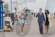 PEOPLE - Meghan und Harry (look alikes) besuchen Sussex