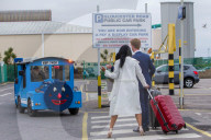 PEOPLE - Meghan und Harry (look alikes) besuchen Sussex