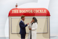 PEOPLE - Meghan und Harry (look alikes) besuchen Sussex