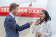 PEOPLE - Meghan und Harry (look alikes) besuchen Sussex