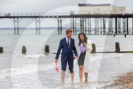 PEOPLE - Meghan und Harry (look alikes) besuchen Sussex