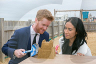 PEOPLE - Meghan und Harry (look alikes) besuchen Sussex