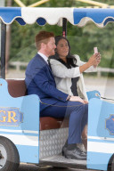 PEOPLE - Meghan und Harry (look alikes) besuchen Sussex