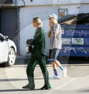 EXKLUSIV - Justin Bieber queergestreift mit Hailey Baldwin im längsgestreigten Pyjama unterwegs 