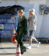 EXKLUSIV - Justin Bieber queergestreift mit Hailey Baldwin im längsgestreigten Pyjama unterwegs 