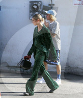 EXKLUSIV - Justin Bieber queergestreift mit Hailey Baldwin im längsgestreigten Pyjama unterwegs 
