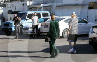 EXKLUSIV - Justin Bieber queergestreift mit Hailey Baldwin im längsgestreigten Pyjama unterwegs 
