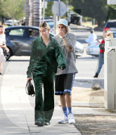 EXKLUSIV - Justin Bieber queergestreift mit Hailey Baldwin im längsgestreigten Pyjama unterwegs 