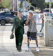 EXKLUSIV - Justin Bieber queergestreift mit Hailey Baldwin im längsgestreigten Pyjama unterwegs 