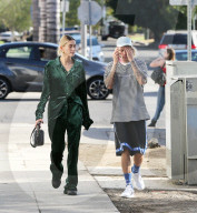 EXKLUSIV - Justin Bieber queergestreift mit Hailey Baldwin im längsgestreigten Pyjama unterwegs 