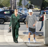 EXKLUSIV - Justin Bieber queergestreift mit Hailey Baldwin im längsgestreigten Pyjama unterwegs 