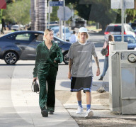 EXKLUSIV - Justin Bieber queergestreift mit Hailey Baldwin im längsgestreigten Pyjama unterwegs 
