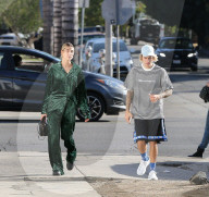 EXKLUSIV - Justin Bieber queergestreift mit Hailey Baldwin im längsgestreigten Pyjama unterwegs 