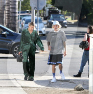 EXKLUSIV - Justin Bieber queergestreift mit Hailey Baldwin im längsgestreigten Pyjama unterwegs 