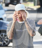 EXKLUSIV - Justin Bieber queergestreift mit Hailey Baldwin im längsgestreigten Pyjama unterwegs 