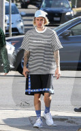 EXKLUSIV - Justin Bieber queergestreift mit Hailey Baldwin im längsgestreigten Pyjama unterwegs 