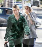 EXKLUSIV - Justin Bieber queergestreift mit Hailey Baldwin im längsgestreigten Pyjama unterwegs 