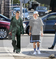 EXKLUSIV - Justin Bieber queergestreift mit Hailey Baldwin im längsgestreigten Pyjama unterwegs 