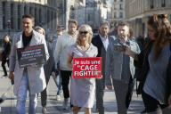 PEOPLE - Pamela Anderson demonstiert gegen Käfighaltung von Tieren in Paris