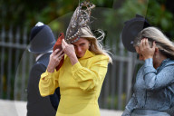 PEOPLE - Windige Hochzeitin Windsor: Erste Gäste auf dem Weg in die Kirche