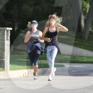 PEOPLE - Reese Witherspoon joggt durch die Nachbarschaft