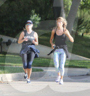 PEOPLE - Reese Witherspoon joggt durch die Nachbarschaft