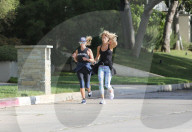 PEOPLE - Reese Witherspoon joggt durch die Nachbarschaft