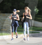 PEOPLE - Reese Witherspoon joggt durch die Nachbarschaft