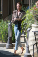 PEOPLE - Cindy Crawford bummelt in El Segundo