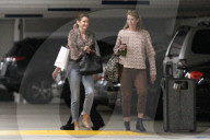 PEOPLE - Cindy Crawford bummelt in El Segundo