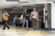 PEOPLE - Cindy Crawford bummelt in El Segundo