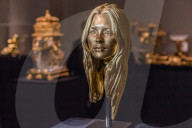 PEOPLE - Goldige Kate Moss Büste kommt bei Sotheby's unter den Hammer