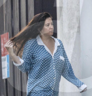 EXKLUSIV - Liv Tyler verlässt im Pyjama das Haus