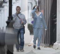 EXKLUSIV - Liv Tyler verlässt im Pyjama das Haus