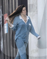 EXKLUSIV - Liv Tyler verlässt im Pyjama das Haus