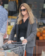PEOPLE - Caitlyn Jenner schiebt die Einkäufe zum Auto