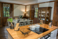 FEATURE - Vermieterportal Airbnb bietet Übernachtungen im Mittelalterschloss Old Rowallan Castle in der britischen Grafschaft Ayrshire an
