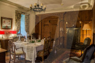 FEATURE - Vermieterportal Airbnb bietet Übernachtungen im Mittelalterschloss Old Rowallan Castle in der britischen Grafschaft Ayrshire an