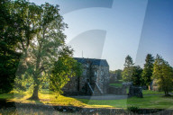 FEATURE - Vermieterportal Airbnb bietet Übernachtungen im Mittelalterschloss Old Rowallan Castle in der britischen Grafschaft Ayrshire an