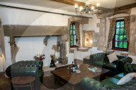 FEATURE - Vermieterportal Airbnb bietet Übernachtungen im Mittelalterschloss Old Rowallan Castle in der britischen Grafschaft Ayrshire an
