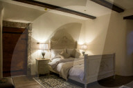 FEATURE - Vermieterportal Airbnb bietet Übernachtungen im Mittelalterschloss Old Rowallan Castle in der britischen Grafschaft Ayrshire an