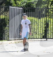PEOPLE - Justin Bieber skatet durch die Nachbarschaft