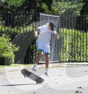PEOPLE - Justin Bieber skatet durch die Nachbarschaft