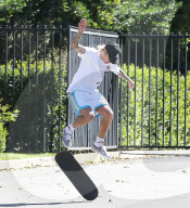 PEOPLE - Justin Bieber skatet durch die Nachbarschaft