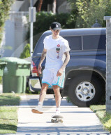 PEOPLE - Justin Bieber skatet durch die Nachbarschaft