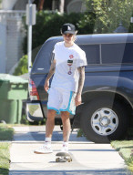 PEOPLE - Justin Bieber skatet durch die Nachbarschaft