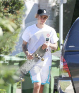 PEOPLE - Justin Bieber skatet durch die Nachbarschaft