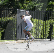 PEOPLE - Justin Bieber skatet durch die Nachbarschaft
