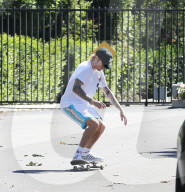 PEOPLE - Justin Bieber skatet durch die Nachbarschaft